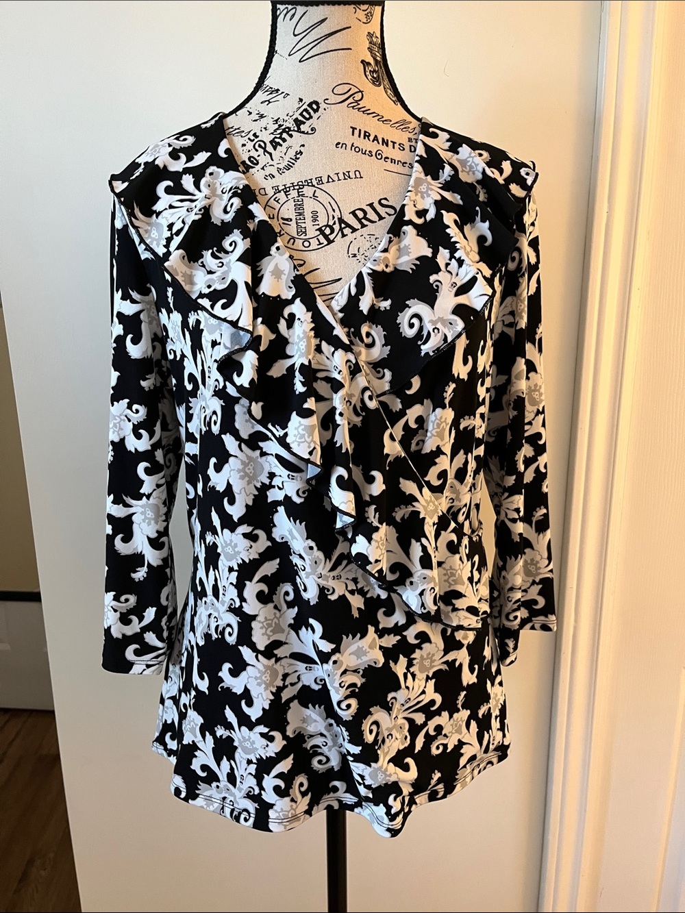 💗White House Black Market Black and White Scroll-Print Ruffle Blouse